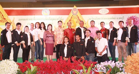 Culture Minister Sonthaya Kunplome (back row, 5th left), Chonburi Gov. Khomsan Ekachai (back row, 7th left) and Pattaya Mayor Itthiphol Kunplome (back row, 8th left) along with others congratulate Nong Nooch Tropical Garden director Kampol Tansajja (back row, 6th left) for the park’s great achievement.