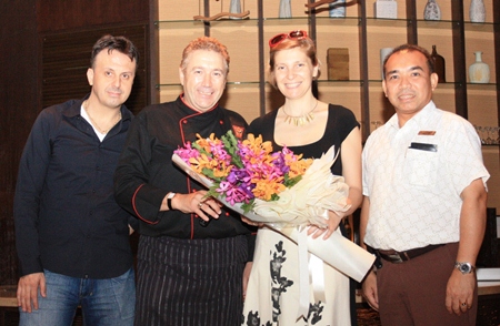 Acqua Chef Alberto Bruni (2nd left), and Wuthisak Pichayagan (right), executive assistant manager - F&B for Centara Grand Mirage Beach Resort, present a bouquet to thank Chiara Lungarotti (2nd right), the owner of Cantine Giorgio Lungarotti, and Andrea Bizzarri, sr. sales manager of Italasia Trading (Thailand) for their support.