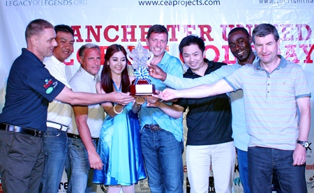 Team Etihad players Khun Phakorn, Khun Payunsak, Lee Sharpe and Russell Jay Darrell stand on stage with the winner’s trophy alongside Dennis Irwin, Clayton Blackmore and Andy Cole.