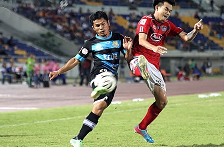 Pattaya United’s Wasan Thanapat (left) challenges for the ball with Songkhla United’s Daiki Higuchi during their Thai Premier League fixture at the Tinsulanon Stadium in Songkhla, Sunday, June 2. (Photo c/o Pattaya United/Offside)
