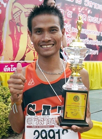 Saman Kaewkhaew, from the Thongnakh Club won the men’s race.