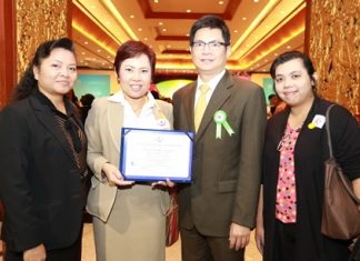 Dr. Pichit Kangwolkij (2nd right), Deputy CEO Group 3 and Hospital Director of Bangkok Hospital Pattaya, was the proud recipient of the Hospital Accreditation Certificate from the Healthcare Accreditation Institute recently.