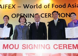 Nattawut Saikuar (centre), Deputy Ministry of Commerce, presided over the opening of THAIFEX-World of Food Asia 2013 and was witness at the MOU signing ceremony between Dr. Sorajak Kasemsuvan (2nd right), President of Thai Airways International Public Company Limited (THAI), and Srirat Rastapana (2nd left), Director General of the Department of International Trade Promotion, to support “Thai Select, Select THAI” program which supports and promotes Thai food, Thai restaurants and meals served on THAI flights under the Thai Select brand.