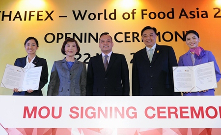 Nattawut Saikuar (centre), Deputy Ministry of Commerce, presided over the opening of THAIFEX-World of Food Asia 2013 and was witness at the MOU signing ceremony between Dr. Sorajak Kasemsuvan (2nd right), President of Thai Airways International Public Company Limited (THAI), and Srirat Rastapana (2nd left), Director General of the Department of International Trade Promotion, to support “Thai Select, Select THAI” program which supports and promotes Thai food, Thai restaurants and meals served on THAI flights under the Thai Select brand.