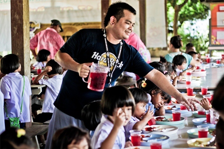 Hard Rock employees provided lunch for 350 children at the Ban Huay Yai School.