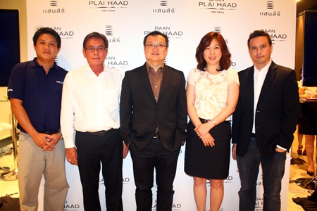 Uthai Uthaisangsuk, Senior Executive Vice President – Business Development & Project Development Division (High-Rise), Sansiri PCL (center), poses for a photo with fellow Sansiri executives and representatives of UOB Bank during the property developer’s exclusive agents party held at its Baan Plai Haad Pattaya condominium in Wongamat north Pattaya last month. The party marked the official opening of the project’s new show units and saw Sansiri announce plans to promote Baan Plai Haad Pattaya to the international property market.
