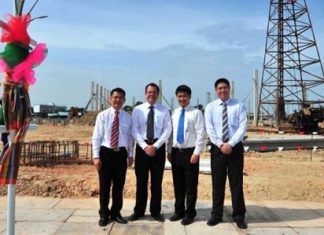 Patan Somburanasin (2nd right), General Manager, and Tan Jitapuntkul (right), Deputy General Manager, of TICON Logistics Park Co., Ltd., congratulate Rod Routley (2nd left), Managing Director, and Pasitt Munkongkuntivong (left), Chief Operating Officer, of Central Watsons Co., Ltd. after the main piling ceremony of Watsons’ new built-to-order warehouse at TPARK Bangplee.
