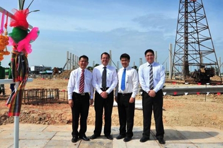 Patan Somburanasin (2nd right), General Manager, and Tan Jitapuntkul (right), Deputy General Manager, of TICON Logistics Park Co., Ltd., congratulate Rod Routley (2nd left), Managing Director, and Pasitt Munkongkuntivong (left), Chief Operating Officer, of Central Watsons Co., Ltd. after the main piling ceremony of Watsons’ new built-to-order warehouse at TPARK Bangplee.