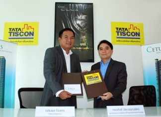 Chalermphon Khoncham, MD, Apus Development Group (left) and Songsak Piyawannarat, Vice President – Marketing and Sales TATA Steel (Thailand) PCL (right) sign the purchase contract for 2,500 tons of steel to be used for CETUS Beachfront Pattaya.