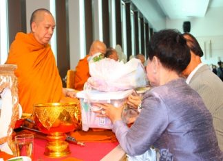 Anant Thittirojnawat (right) and Nongkhran Thittirojnawat (2nd right), owners of the Pattaya Discovery Beach Hotel, pay respects to Somdej Phra Theerayanmunee, the Abbot of Thepsirintharawas Temple (left), during the opening ceremony.