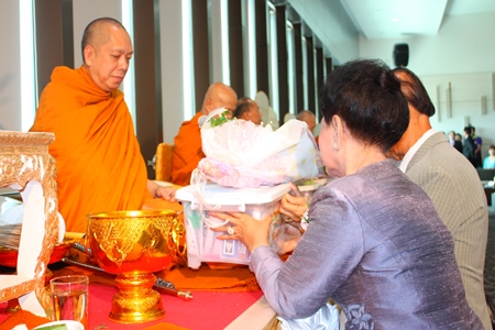 Anant Thittirojnawat (right) and Nongkhran Thittirojnawat (2nd right), owners of the Pattaya Discovery Beach Hotel, pay respects to Somdej Phra Theerayanmunee, the Abbot of Thepsirintharawas Temple (left), during the opening ceremony.