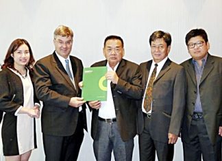 Boonmee Sukprapruti (center), Chairman of RNC (Thailand) Co., Ltd., and Sorayouth Prompoj (2nd from right), the former Ambassador for Thailand, exchange agreements with James Pitchon (2nd from left), Executive Director, and Jariya Thumtrongkitkul (left), Senior Retail Manager of CBRE Thailand.
