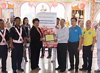 Juthaporn Huyakorn, the Director of Business Development and International Affairs and Mrs. Saichol Panchumchit, Manager of the Thai Health Insurance Division of Bangkok Hospital Pattaya presented 100 high-visibility jackets to Dr. Prasit Thongthitcharoen, Chairman, and Sinchai Wattanasartsathorn, Vice-chairman of the Sawang Boriboon Foundation to enhance safety at roadside emergency situations.