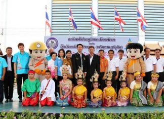 Mayor Itthiphol Kunplome (centre left), along with Somsak Pittayapongaporn (centre right), Manager of Pattaya Provincial Electricity Authority, accompanied by Pattaya City Councillors attended the launch of the ‘Little Economist’ project Pattaya School No. 2 recently. The project aims to create awareness amongst the youth in regards to the need to reduce energy consumption. 40 students also plan to join in the Walk Rally to celebrate the 53rd anniversary of the Provincial Electric Authority in September this year.