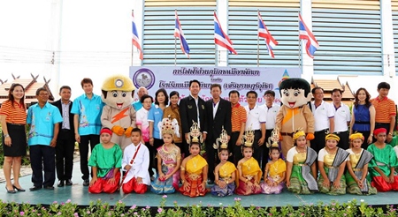 Mayor Itthiphol Kunplome (centre left), along with Somsak Pittayapongaporn (centre right), Manager of Pattaya Provincial Electricity Authority, accompanied by Pattaya City Councillors attended the launch of the ‘Little Economist’ project Pattaya School No. 2 recently. The project aims to create awareness amongst the youth in regards to the need to reduce energy consumption. 40 students also plan to join in the Walk Rally to celebrate the 53rd anniversary of the Provincial Electric Authority in September this year.