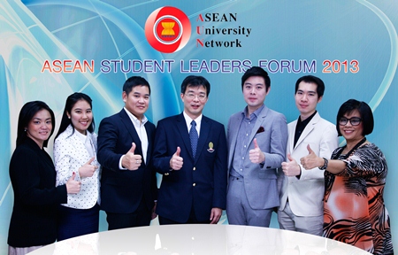 ASEAN University Network (AUN) together with Chulalongkorn University organized an “ASEAN Student Leaders Forum 2013” recently. Attending the seminar were student leaders from 26 universities. The international forum aims to develop roles and cooperation of ASEAN students to prepare them to make ASEAN’s dreams of One Vision, One Identity and One Community come true. (l-r) Hathaikorn Sattabongkot, Project Coordinator, Porntavan Imchai, Project Executive, Sant Veerapong, Project Executive, Assoc. Prof. Tanit Tongthong, Ph.D., Vice President, Chulalongkorn University, Takorn Bhuvasuvana, Project Executive, Piroon Srivutthicharn, Project Executive and Sunithi Plengsri-ngarm, Insight AEC’s Consultant.