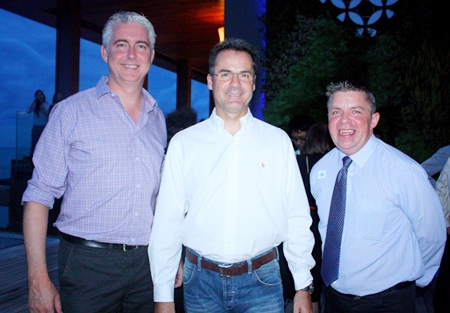 (L to R) Amari Orchid Pattaya’s GM Brendan Daly and Resident Manager Richard Margo, with Paul Strachan.