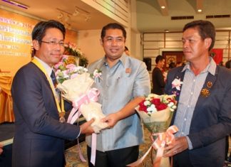 Culture Minister Sonthaya Kunplome congratulates members of the new committees.