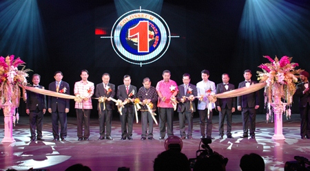 Honored guests cut the ribbon to open the Colosseum Show Pattaya.