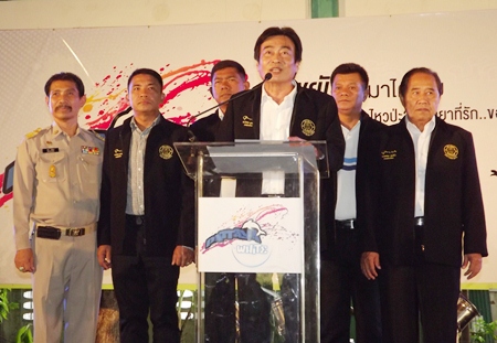 Deputy Mayor Ronakit Ekasingh (center) with members of Pattaya city addressing the purposes of the Pattaya White project.