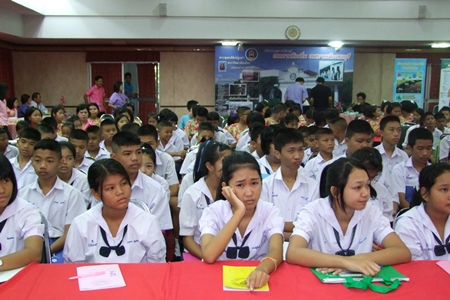 Students from Chonburi are given a harsh lesson in the perils of smoking.