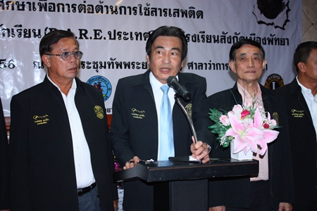 Deputy Mayor Ronakit Ekasingh (middle) presides over the D.A.R.E. program for Prathom 6 children from 10 Pattaya schools.