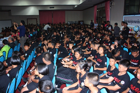 Children from all 10 Pattaya schools accept their D.A.R.E certificates and brooches at Pattaya City Hall.