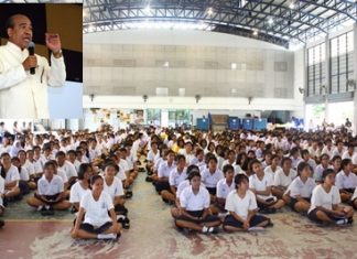 Pol. Col. Pongsak Tangkhana (inset) speaks on Marvels at Conquering Tension for students from Pattaya School No.11.