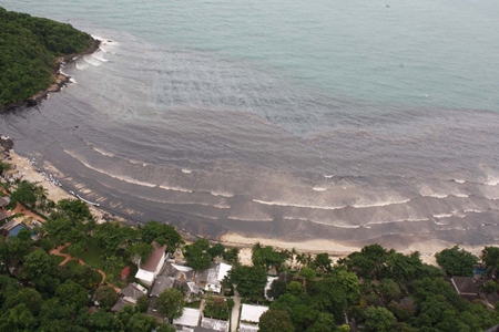 The prevailing winds and tides drove the oil slick headlong into western Koh Samet.