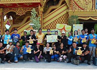 Saran Tantijamnaj, director of Central Pattana Co. Ltd., poses for a group photo with employees and representatives from PWA Pattaya after renovating toilets and beautifying landscapes at Huay Yai Temple.