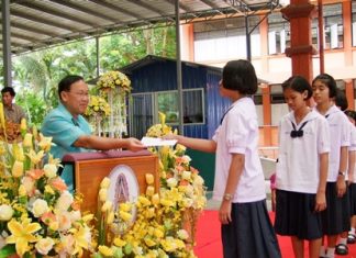Chonburi Sukhabot School handed out scholarships to 1,750 students.