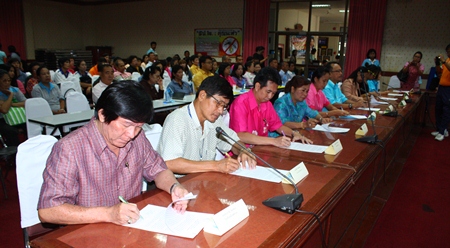 Representatives from 41 communities, officials from 30 educational institutions and delegates from 33 businesses sign an agreement to eradicate mosquitoes and breeding grounds, plus advertise dengue fever-eradication methods.