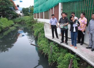 Banglamung District Chief Sakchai Taengho (2nd left) and Pattaya Deputy Mayor Verawat Khakhay (2nd right), along with local officials, inspect the troublesome South Pattaya drainage canal, pointing out trouble spots. With parts of the canal intentionally blocked for personal gain, South Pattaya often floods during heavy rainfall. For the 4th straight year, officials are once again threatening to cite offenders and remove encroaching structures. Doubts remain whilst South Pattaya continues to flood.