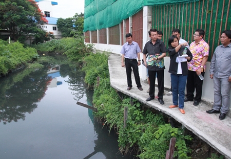 Banglamung District Chief Sakchai Taengho (2nd left) and Pattaya Deputy Mayor Verawat Khakhay (2nd right), along with local officials, inspect the troublesome South Pattaya drainage canal, pointing out trouble spots.  With parts of the canal intentionally blocked for personal gain, South Pattaya often floods during heavy rainfall.  For the 4th straight year, officials are once again threatening to cite offenders and remove encroaching structures.  Doubts remain whilst South Pattaya continues to flood. 