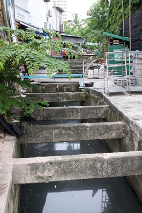 One of the remaining trouble spots along the South Pattaya drainage canal, which catches debris and impedes water runoff during heavy rain, causing all of South Pattaya to flood.