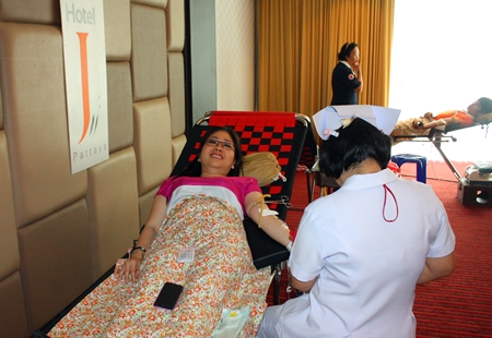Yuwathida Jeerapat joins the fun and donates blood at J Hotel.