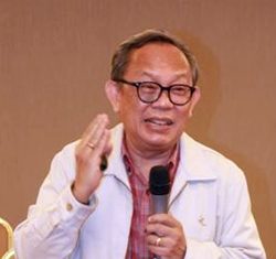 Researcher Wirat Jeerchatrangkun leads a July 3 forum at the J Trio Hotel organized to collect data on improving services and solving problems.