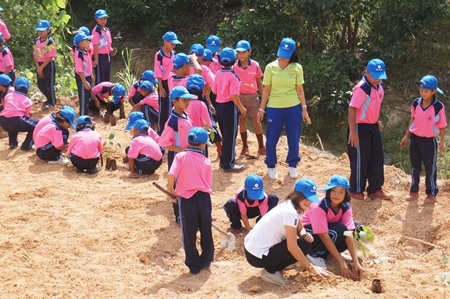 Youngsters help Banglamung District Chief Sakchai Taengho and staff of the East Water Group plant tree saplings to mark Preservation and Development of Nationwide Rivers and Canals Day.