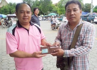 Sattahip lottery vendor Suthin Seehanath (right) returns the wallet and all its contents to rightful owner Khwankhom Saibut (left).
