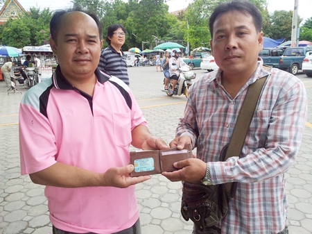 Sattahip lottery vendor Suthin Seehanath (right) returns the wallet and all its contents to rightful owner Khwankhom Saibut (left).