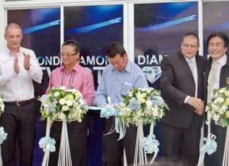 (L to R) Oleg Tarasov, manager of the center; Phraibun Tangthawat, former chairman of lawyers, Pattaya city; Sakchai Taengho, Banglamung district chief; Illia Miasnikov, founder of the center; and Ronakit Ekasingh, deputy mayor of Pattaya, cut the ribbon to officially open the center.