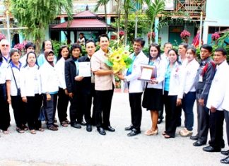 Kophai Community President Wirat Joijinda (7th right) leads his committee to thank Mayor Itthiphol Kunplome and Pattaya City for five years of support that culminated in Kophai receiving a national award last month.