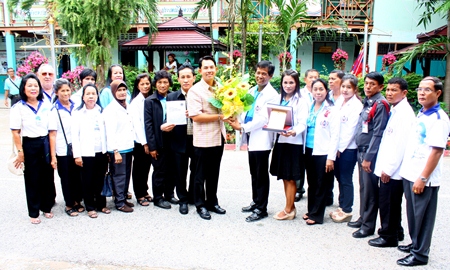 Kophai Community President Wirat Joijinda (7th right) leads his committee to thank Mayor Itthiphol Kunplome and Pattaya City for five years of support that culminated in Kophai receiving a national award last month.