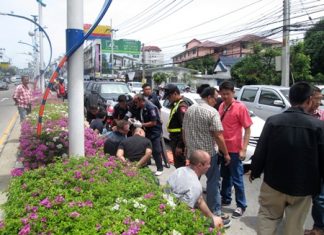Police blockaded a section of North Road near Sukhumvit Road and managed to corral two Honda sedans, then negotiated with the alleged kidnappers for half an hour before rescuing a beaten and sedated Janek Keersalu (near pole).