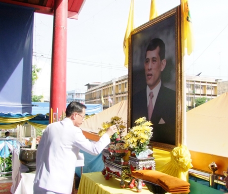 Deputy Gov. Pongsak Preechawit bows in respect to HRH Crown Prince Maha Vajiralongkorn on his 61st birthday.