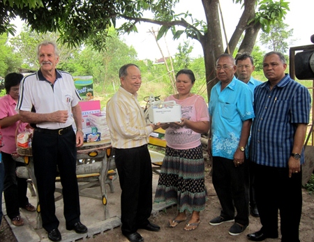 The mayor hands the machine to Jumpe.