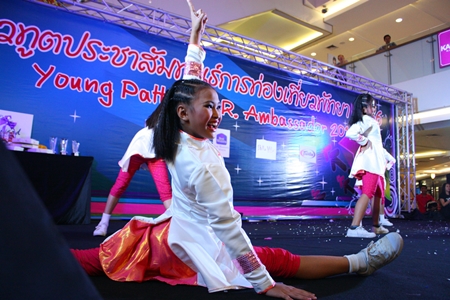 The final step of the Success team from Pattaya School No. 9, dancing to the theme “Art in Paradise and Light”.