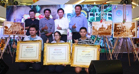 (Back row, L to R) Aj. Banluu Wiriyapraphas from Rajamangala University of Technology Ratanakosin, Asst. Prof. Nawin Biadklang from Silpakorn University, Somporn Naksuetrong, Deputy Director of Royal Garden Plaza and Entertainment, and Asst. Prof. Sompot Thongdaen from Chulalongkorn University, congratulate the winners of Ripley’s Believe It or Not! coffee painting competition in all 3 categories (front row, L to R) Thanat Phrometta, Piyaphorn Homrod and Thanakorn Sueb-am.
