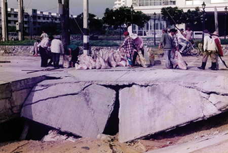 1996 - Jomtien beach Road collapses again - A 20 metre section of Jomtien beach Road collapsed in front of Somprasong shopping plaza.  AGAIN!