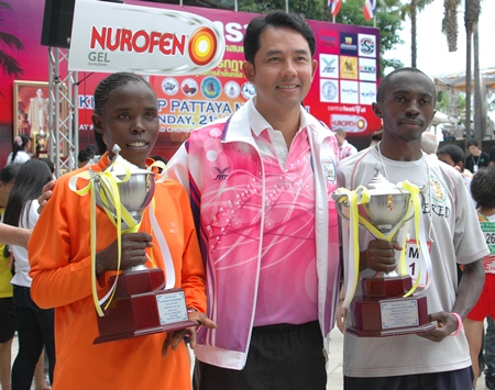 Mayor Ittipol Kunplome congratulates Rose Chekurui Kosgei (left) and Joseph Kariuki (right), winners of the women’s and men’s divisions at the 2013 King’s Cup Pattaya Mararthon.